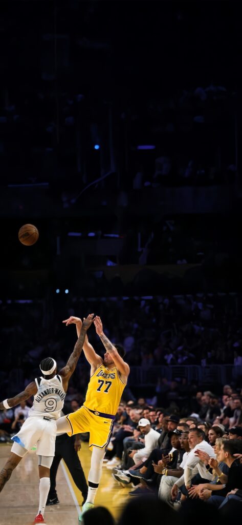 Luka Dončić 3-Point Shoot Lakers Wallpaper